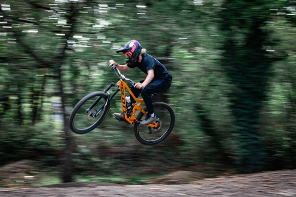 Un vététiste en plein saut dans les bois de LaCroix à Angers — Paul Dehée